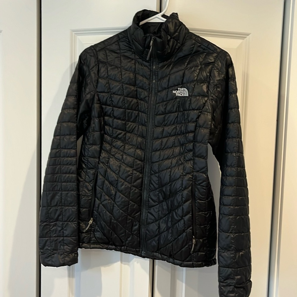 North Face black light weight puffer. Size small. Perfect condition!